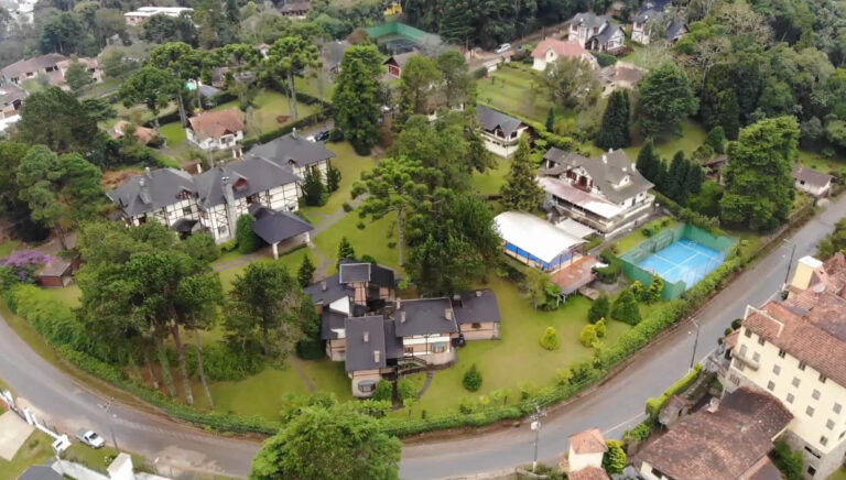 Vista de bairro em Monte Verde, Minas Gerais, cercado pelas montanhas da Serra da Mantiqueira