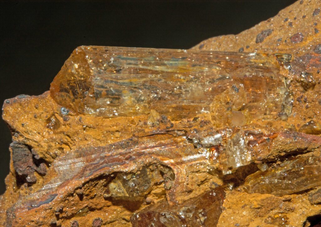 Topázio imperial alaranjado de Ouro Preto em matriz mineral