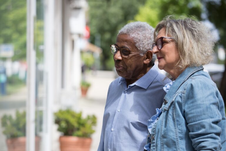 Casal de idosos caminhando ao ar livre, imagem ilustrativa para viagem a Serra Negra