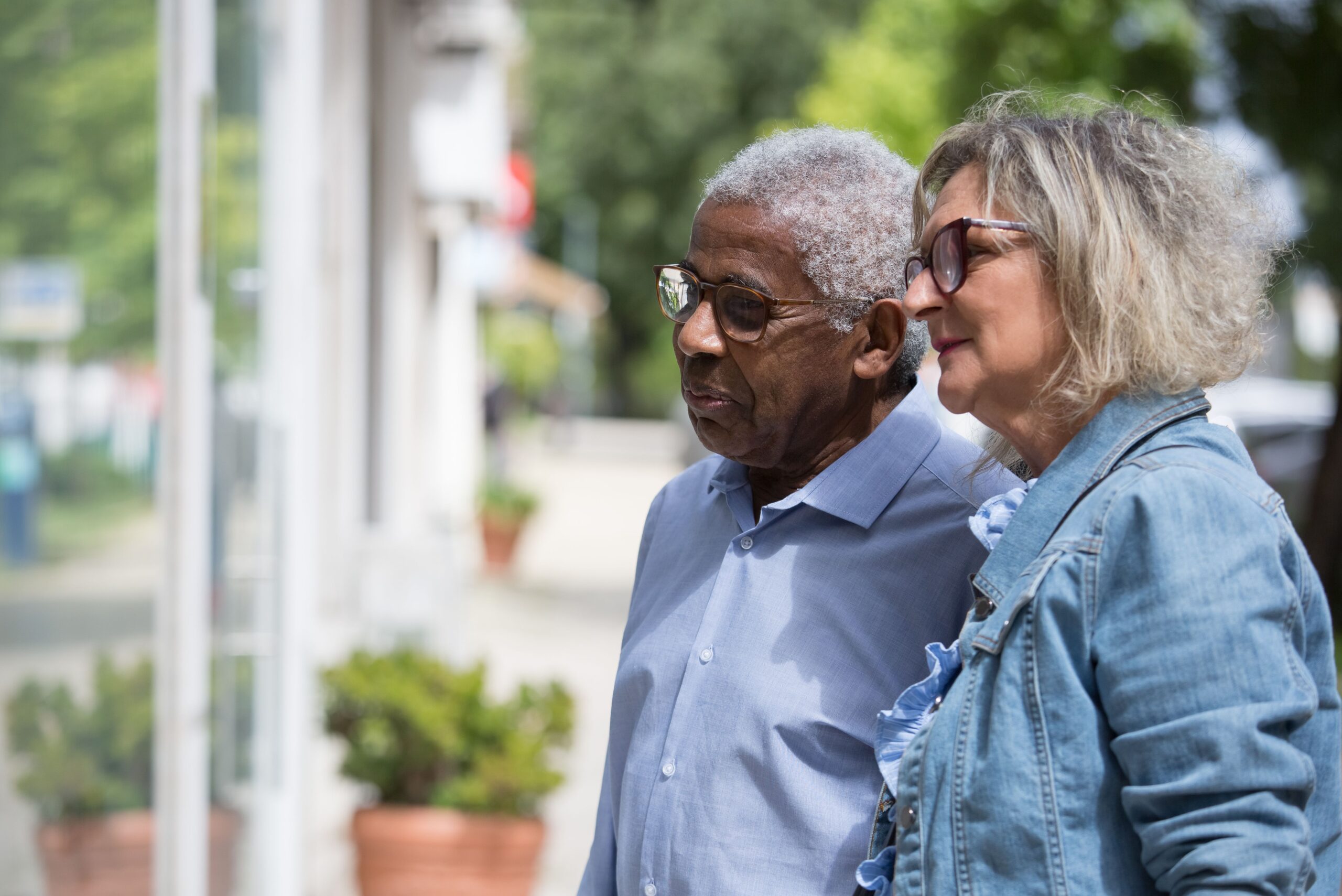 Casal de idosos caminhando ao ar livre, imagem ilustrativa para viagem a Serra Negra