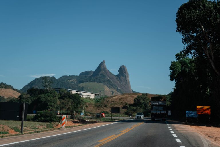 Estrada em região montanhosa do Brasil, imagem ilustrativa para viagem a Serra Negra sem carro