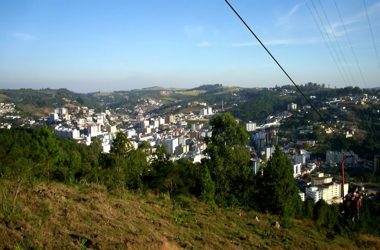 Vista panorâmica de Serra Negra, São Paulo, a partir do Mirante do Redentor