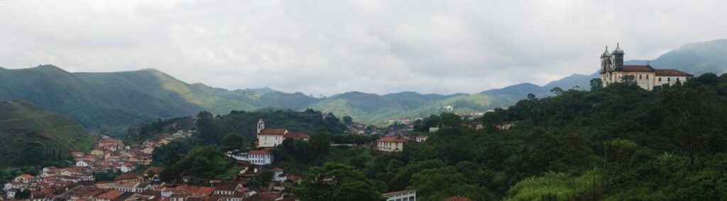 Vista panorâmica de Ouro Preto mostrando o relevo acidentado do centro histórico