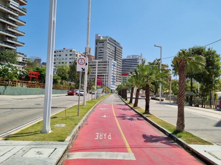 Calçadão da Avenida Beira-Mar no bairro Meireles, em Fortaleza, Ceará