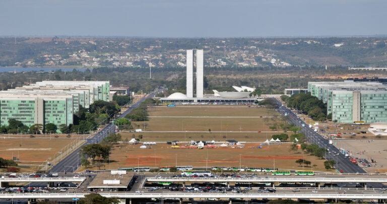 Vista panorâmica do Eixo Monumental de Brasília com a Esplanada dos Ministérios e o Congresso Nacional ao fundo