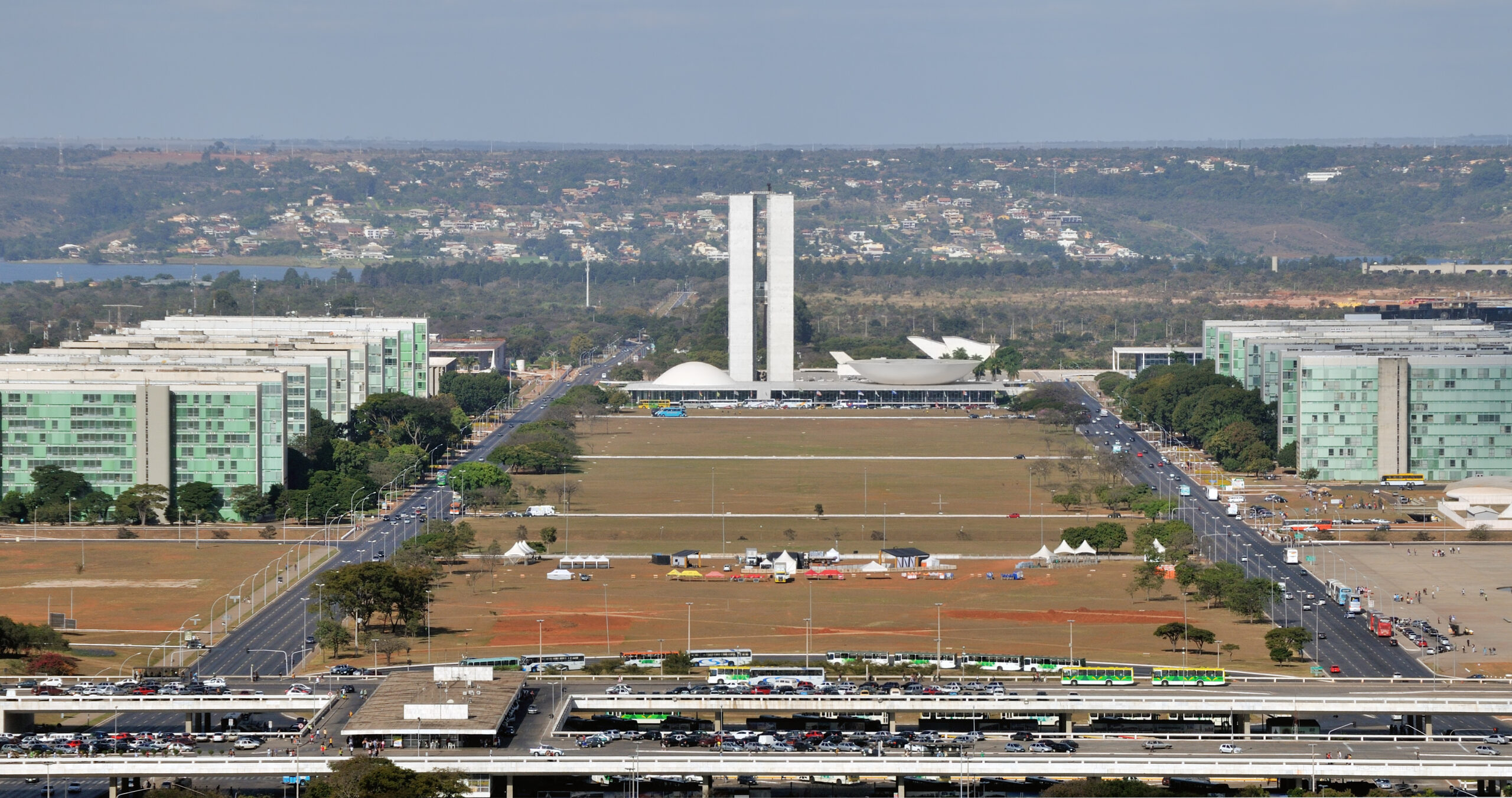 Vista panorâmica do Eixo Monumental de Brasília com a Esplanada dos Ministérios e o Congresso Nacional ao fundo