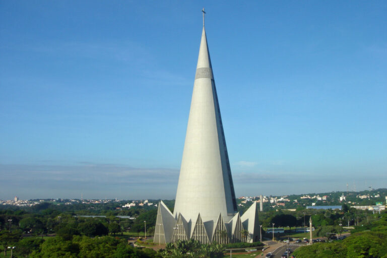 Catedral Basílica Menor Nossa Senhora da Glória, em Maringá, Paraná, vista externa