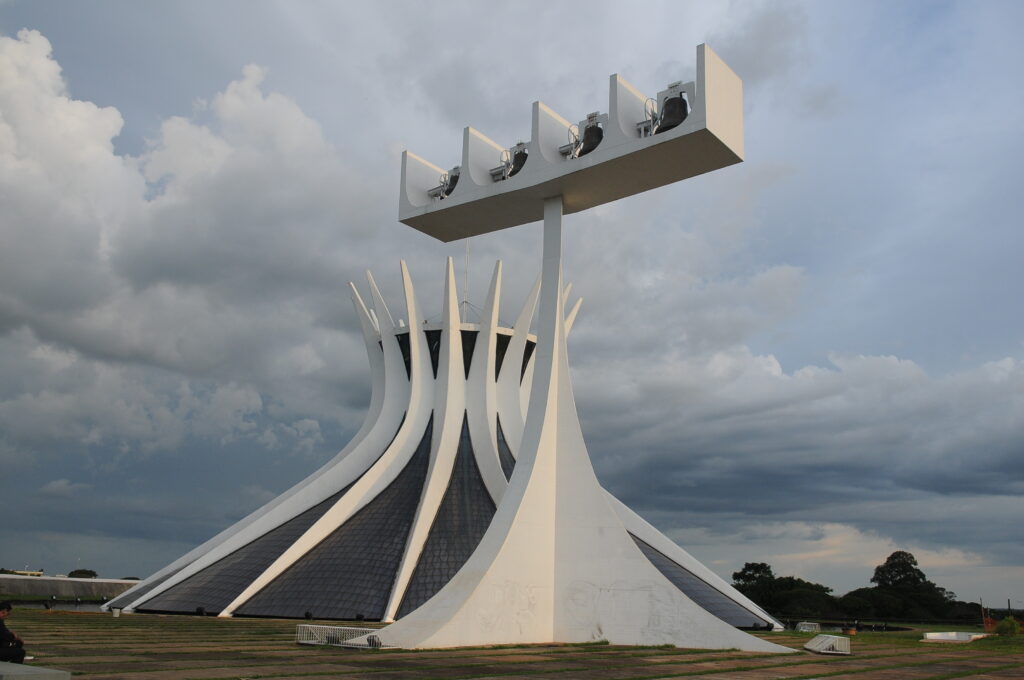 Catedral Metropolitana de Brasília com suas colunas curvas de concreto