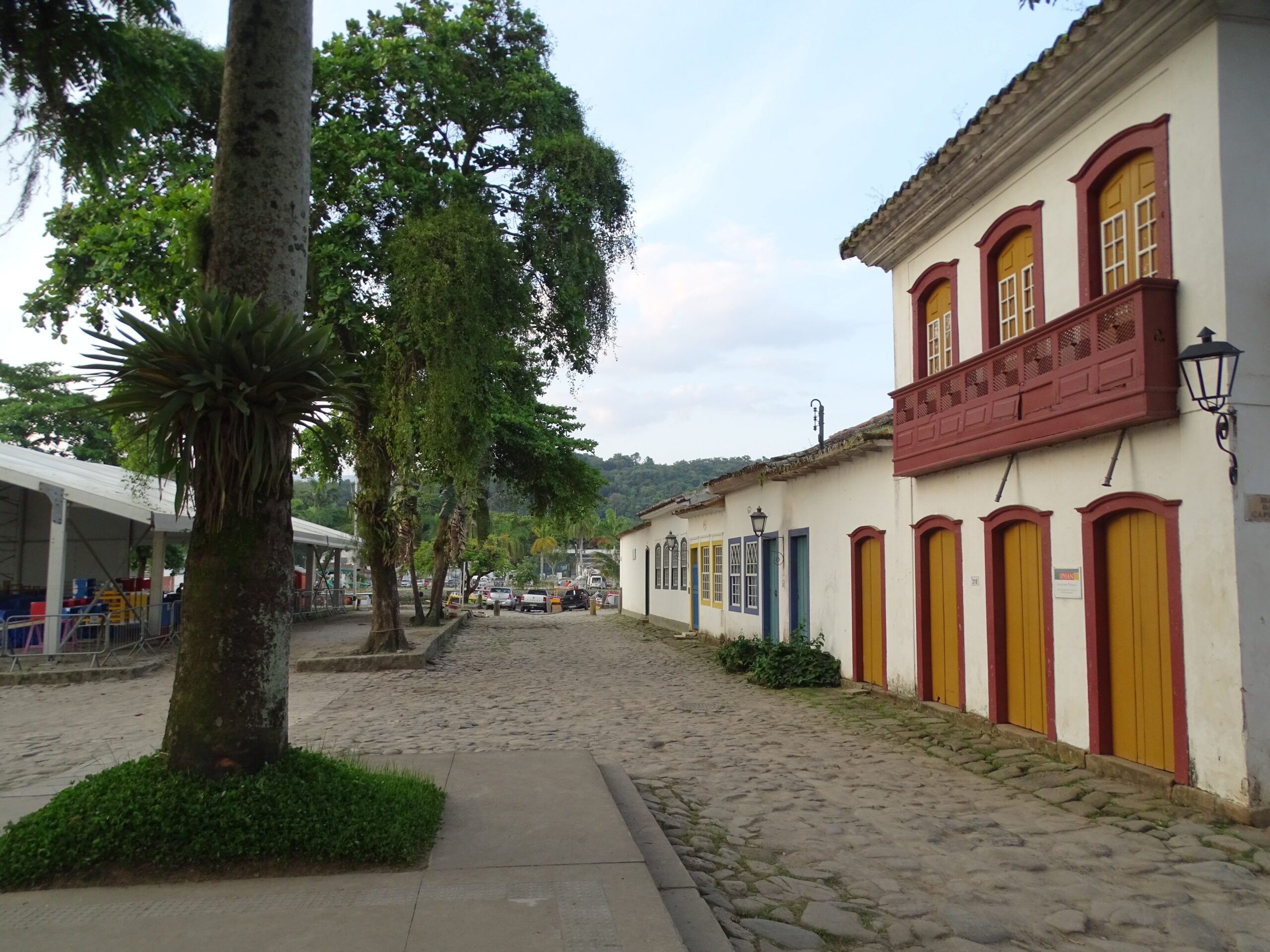 Rua e casario do Centro Histórico de Paraty, no litoral do Rio de Janeiro