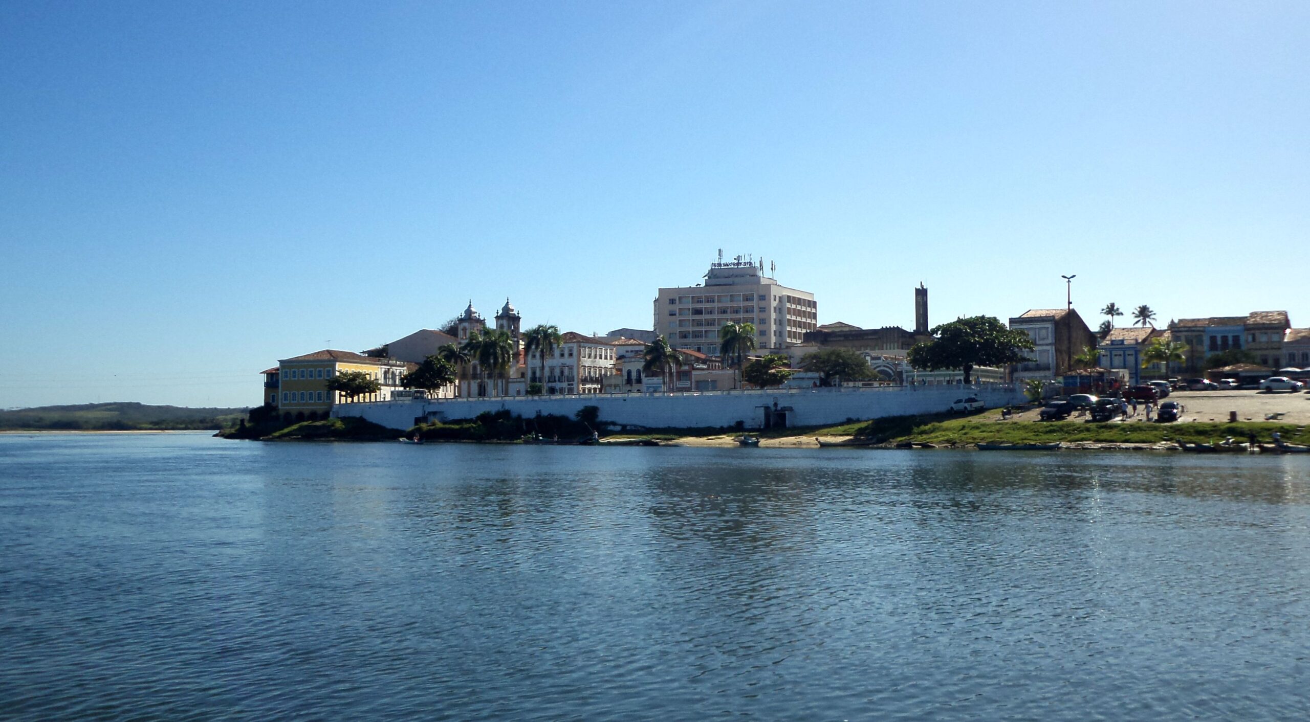 Vista panorâmica do Centro Histórico de Penedo, Alagoas, visto do rio São Francisco