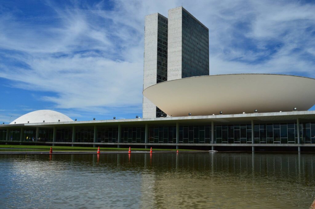 Congresso Nacional em Brasília com torres e cúpulas do Legislativo