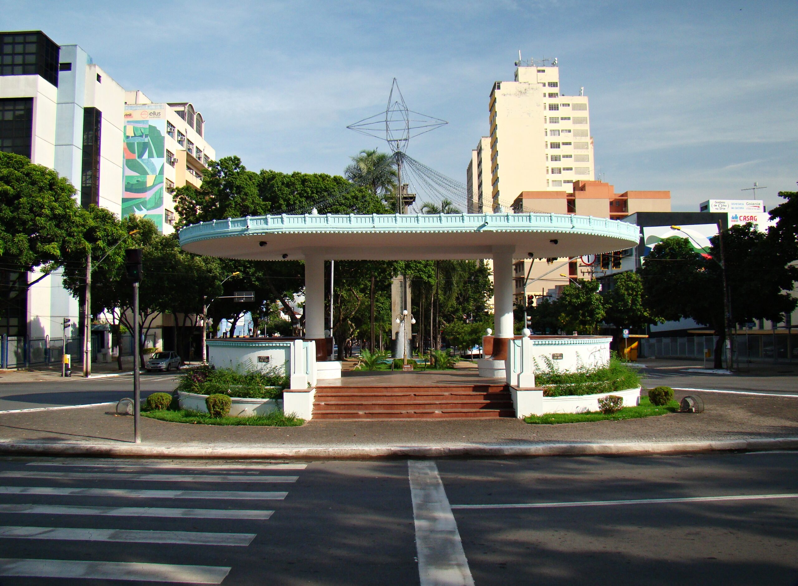 Coreto histórico de arquitetura Art Déco na Praça Cívica, em Goiânia, Goiás