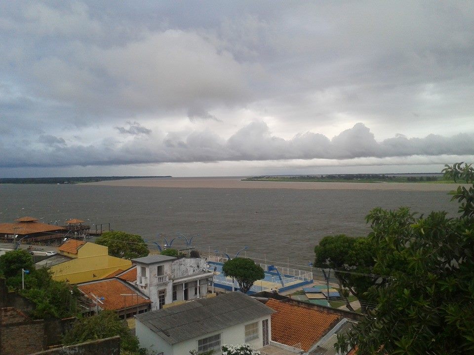 Encontro das águas dos rios Tapajós e Amazonas em Santarém, Pará