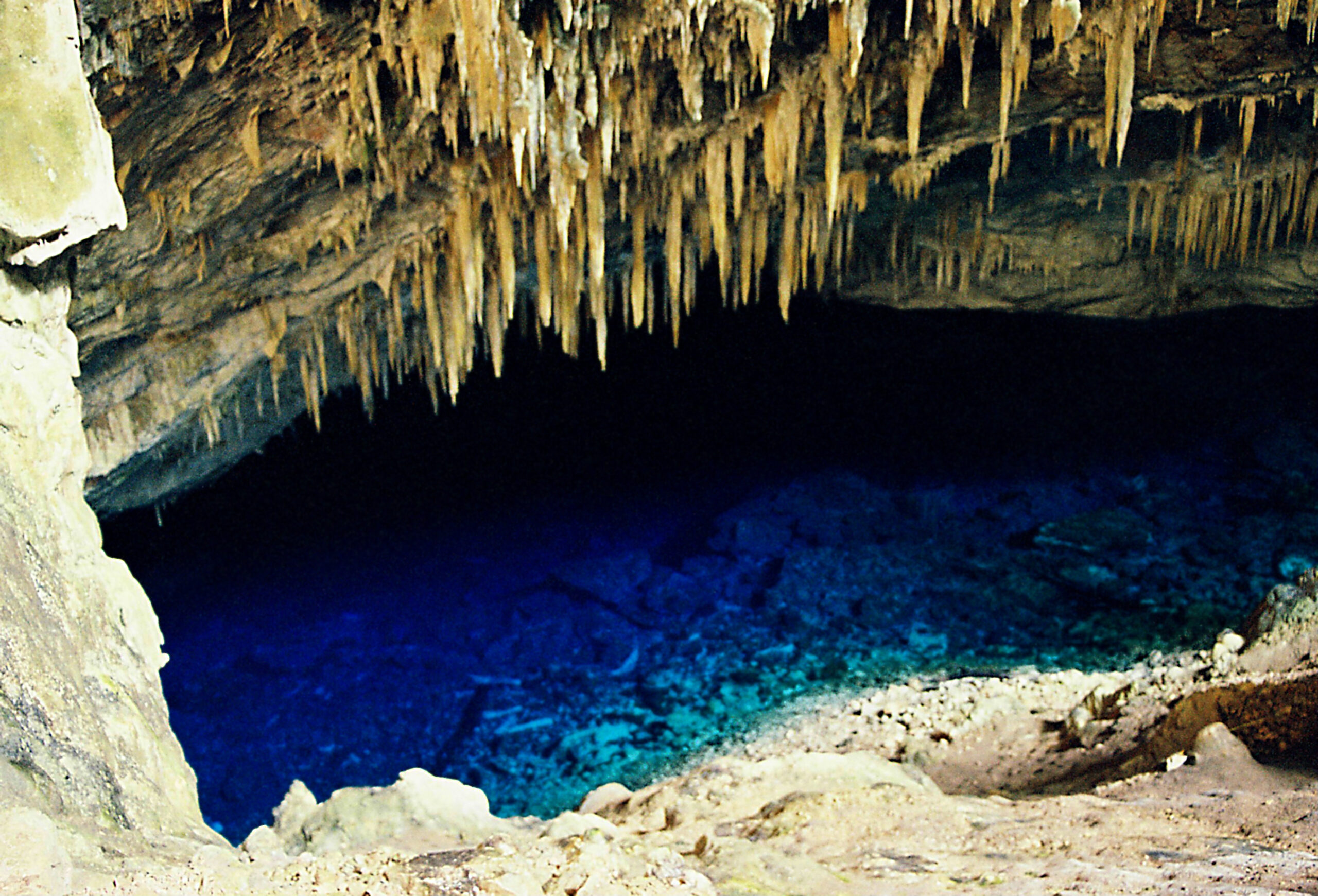 Água azul na Gruta do Lago Azul em Bonito, Mato Grosso do Sul