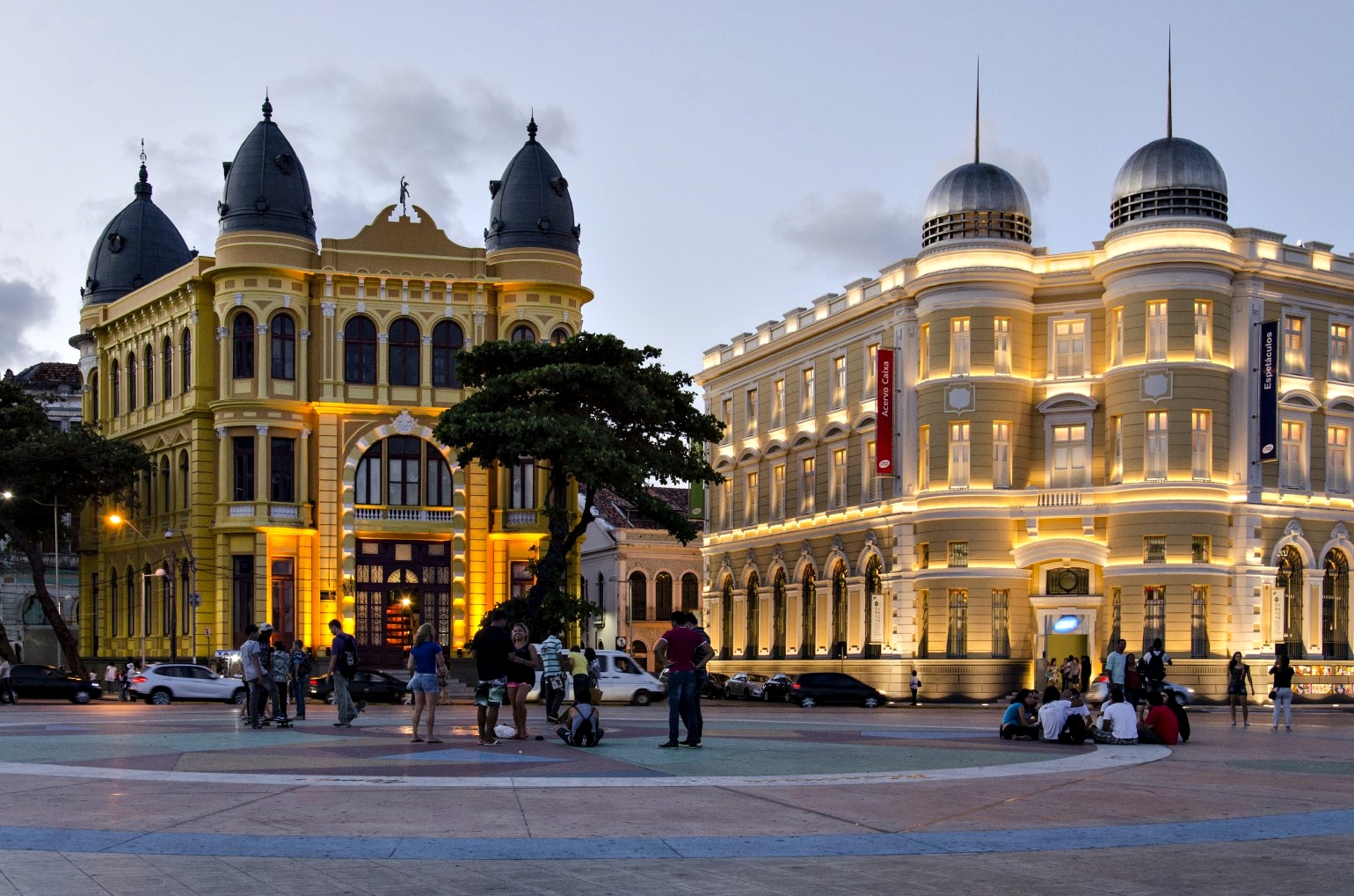 Praça do Marco Zero no Bairro do Recife, com casario histórico ao redor