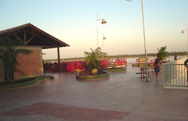 Orla Taumanan às margens do Rio Branco, em Boa Vista, Roraima