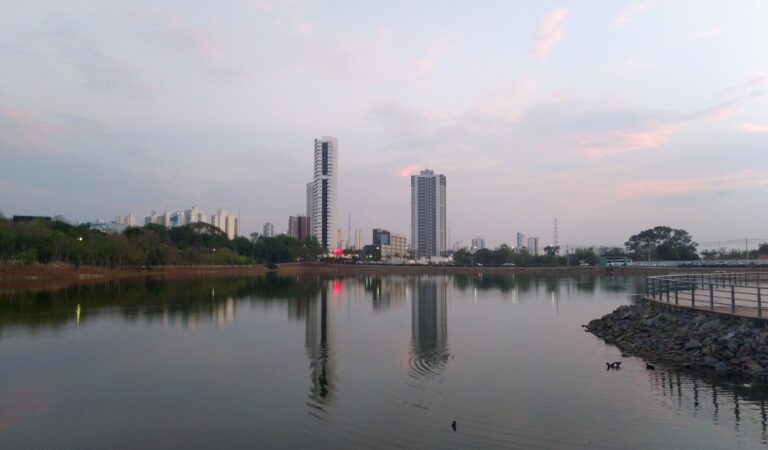 Vista do lago e das áreas verdes do Parque das Águas em Cuiabá, Mato Grosso