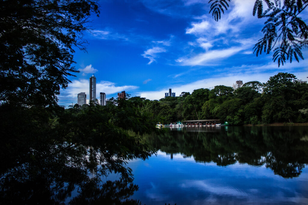 Lago e vegetação do Parque do Ingá no centro de Maringá