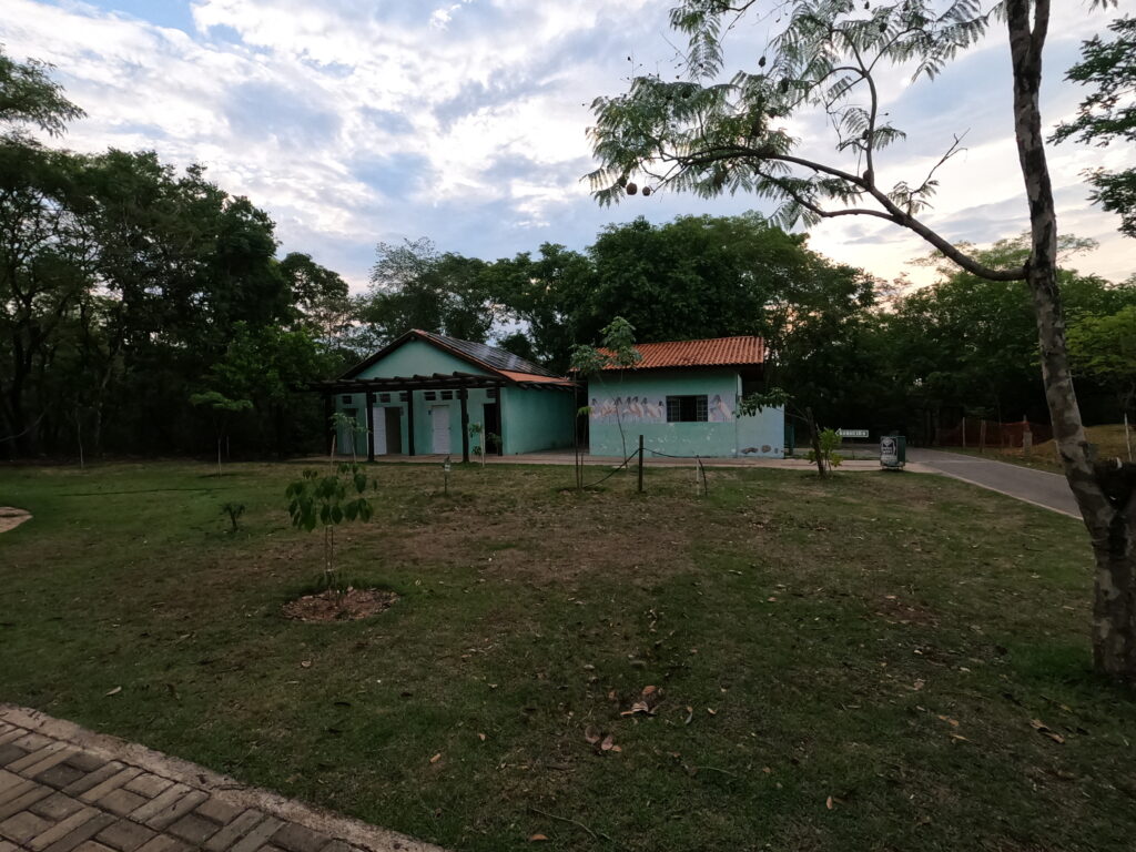 Área de trilha e vegetação do Parque Estadual Mãe Bonifácia em Cuiabá