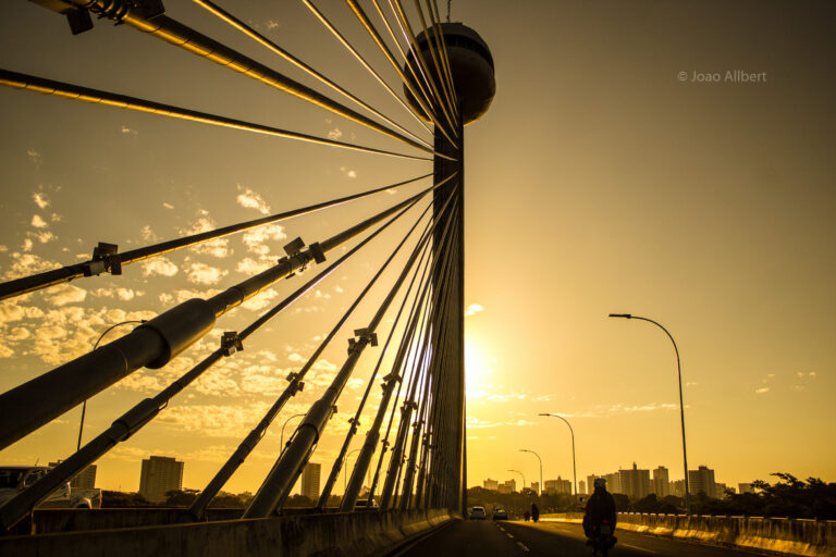 Ponte Estaiada João Isidoro França sobre o Rio Poti ao entardecer em Teresina, Piauí