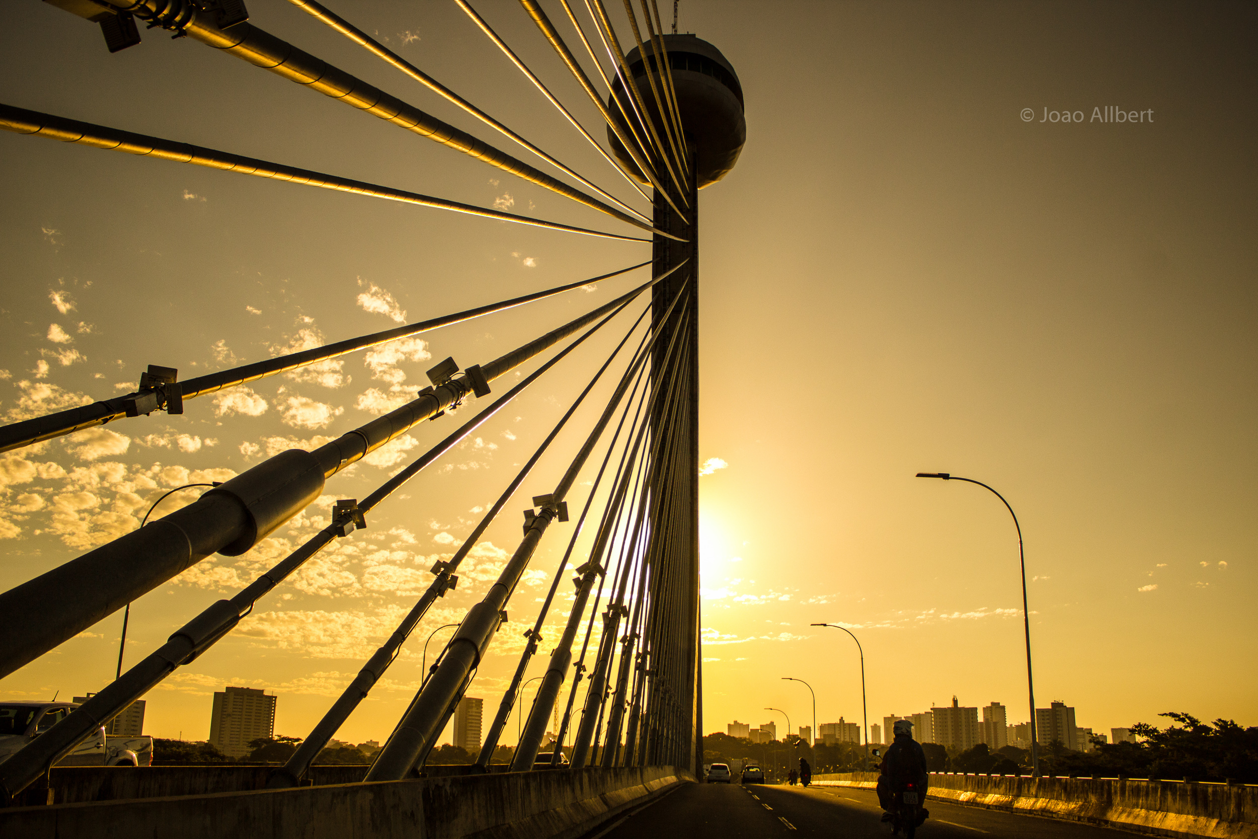 Ponte Estaiada João Isidoro França sobre o Rio Poti ao entardecer em Teresina, Piauí