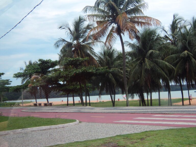 Ciclovia e orla da Praia de Camburi em Vitória, Espírito Santo