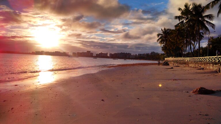 Praia de Pajuçara e orla de Maceió, em Alagoas