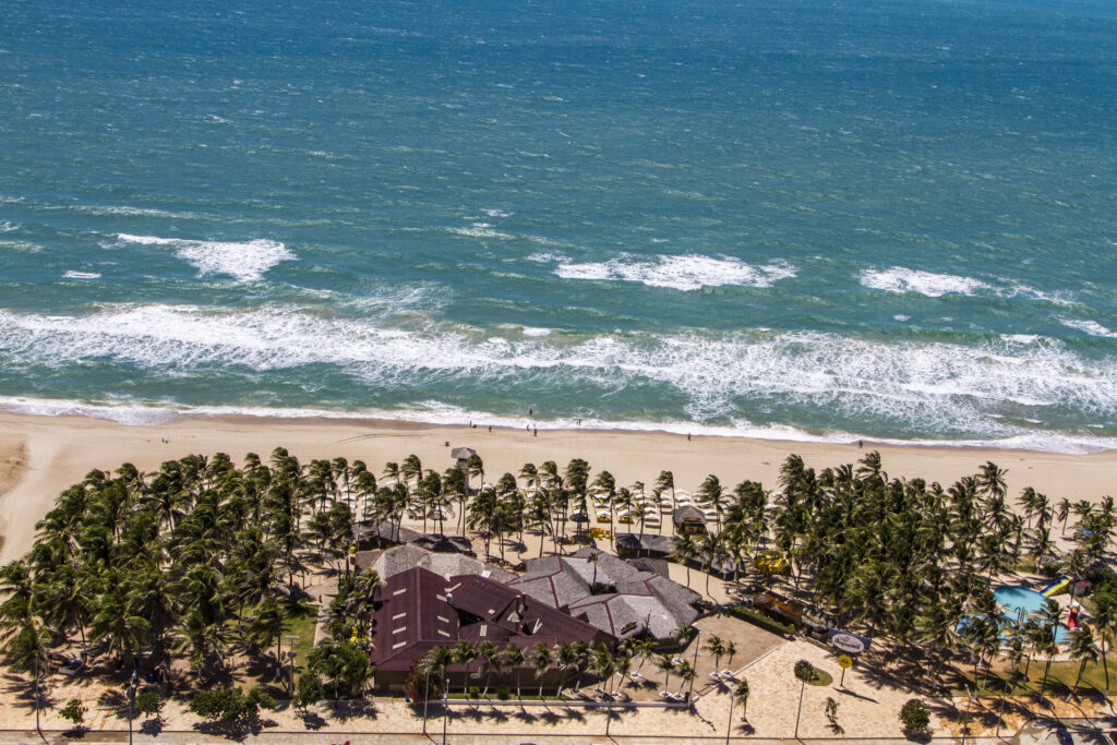 Faixa de areia e mar na Praia do Futuro, em Fortaleza, Ceará