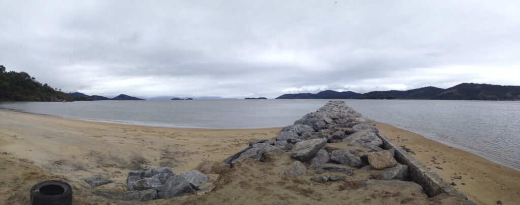 Vista da Praia do Pontal, no município de Paraty