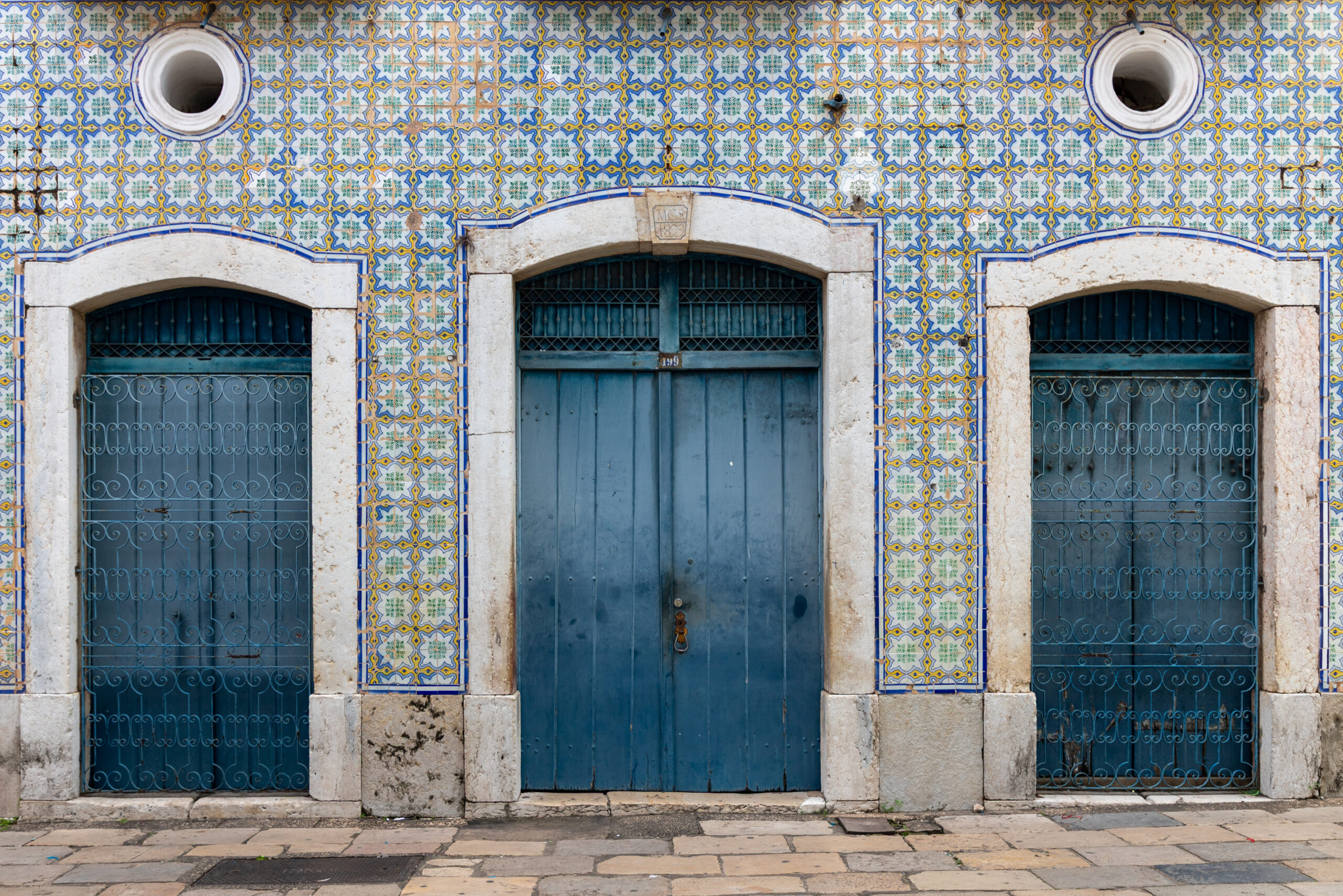 Rua Portugal com casarões e fachadas do Centro Histórico de São Luís, Maranhão